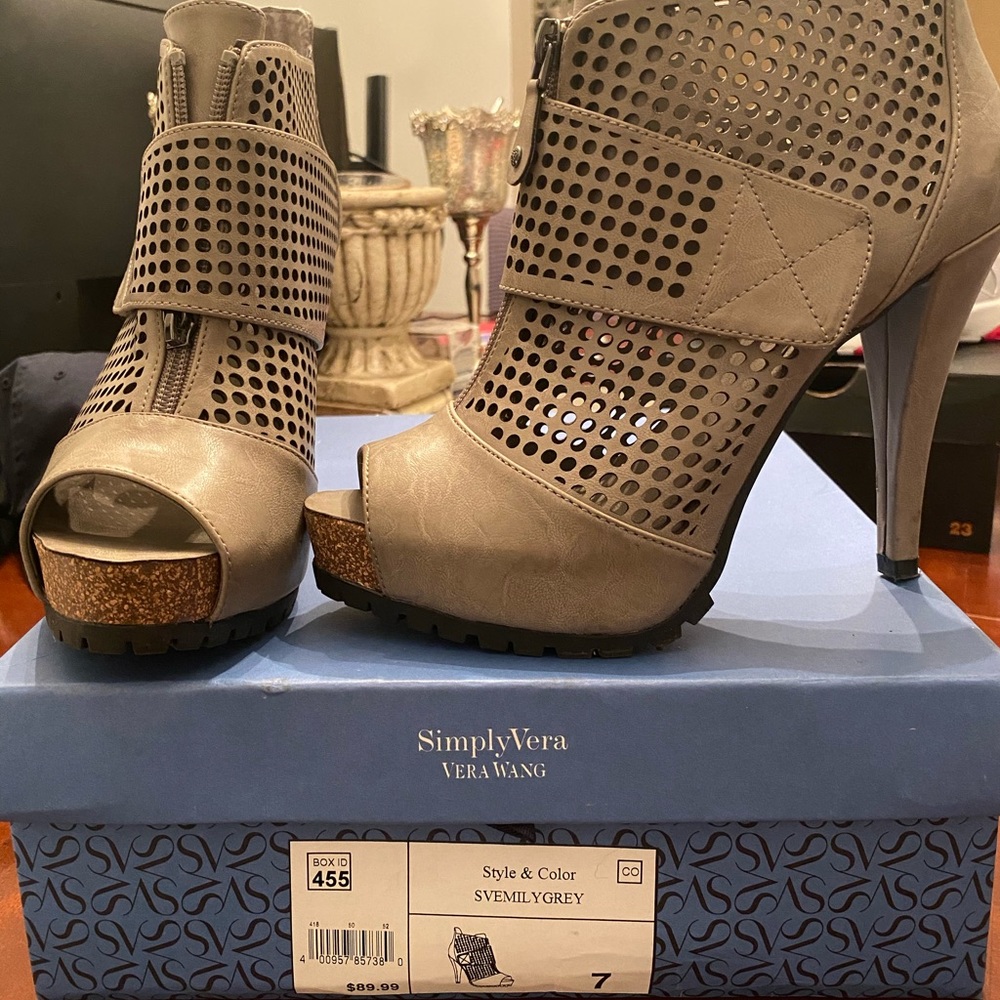 Vera Wang Heels size 7